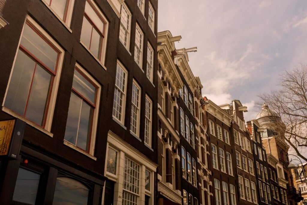 Het stadhuis van Apeldoorn, waarvoor je er terechtkunt